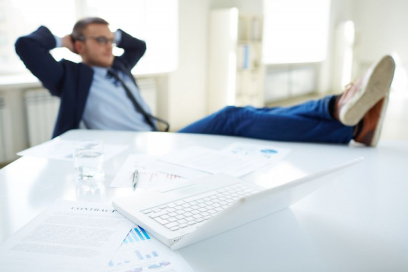 Przebodźcowani i niedoinformowani. Pracownicy wycofują się z życia firm